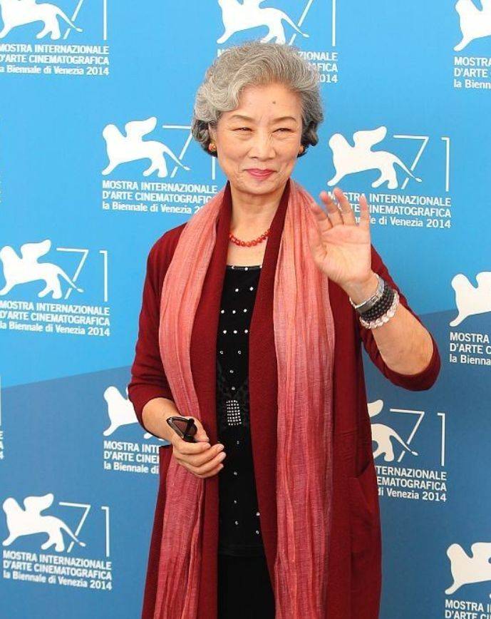 整体 吕中头发都白了，穿“奶奶衫”气场强，同框小17岁张瑜看着像母女