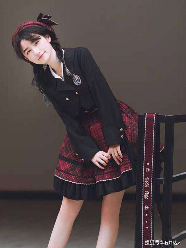 进行 有一种搭配叫“洛丽塔+缎带”，远看像服务员，近看却显贵气