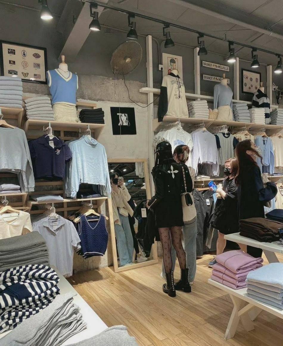 黑色 关晓彤精致打扮被吐槽土？夹克配短裙酷帅十足，黑丝让10分变8分