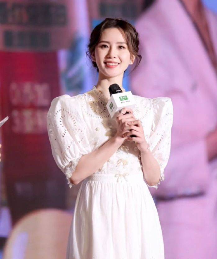 感觉 刘诗诗仗着颜值高，穿条“肥牛裙”就敢出门，一般人真驾驭不了