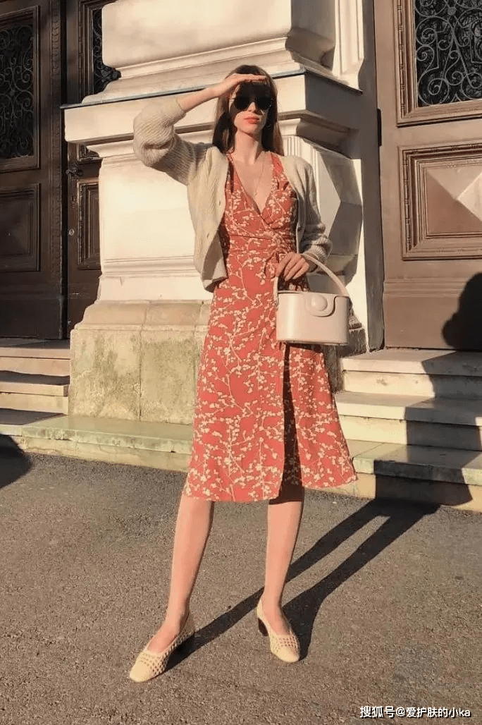 整体 “奶奶衫”复古回潮，配上裙子优雅又浪漫，秋天没它怎么行？