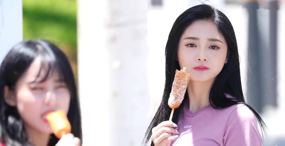 服装 周洁琼吃东西的时候，不注意形象，不过穿休闲风服装还是很时尚