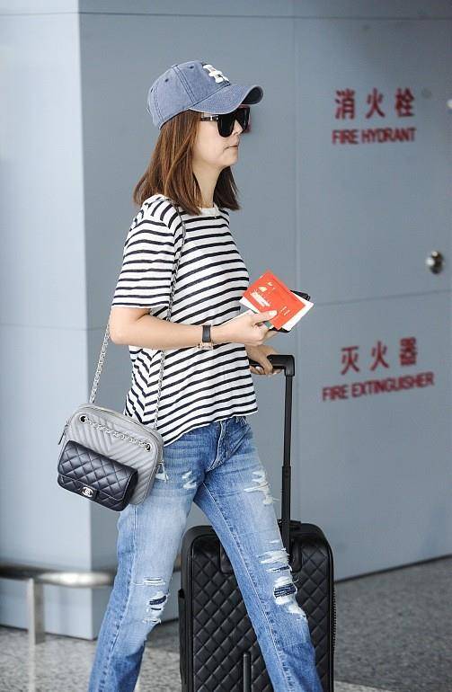 服装 林心如的气质很独特,和李小冉一样,穿简单的短袖,肤色显黑好帅