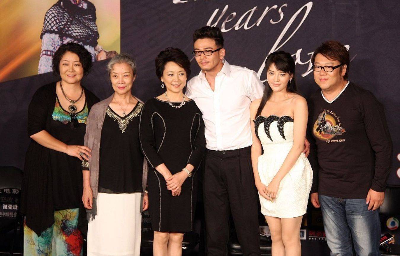 整体 吕中头发都白了，穿“奶奶衫”气场强，同框小17岁张瑜看着像母女