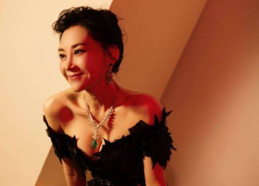 品牌 许晴身材太让人惊艳！穿紧身裙水蛇腰瞩目，生图白到发光妩媚撩人