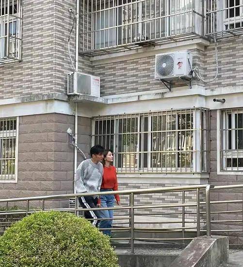 毛衣 高圆圆谢霆锋难得同框，穿毛衣帅哥面前变小女人，两人合体超养眼