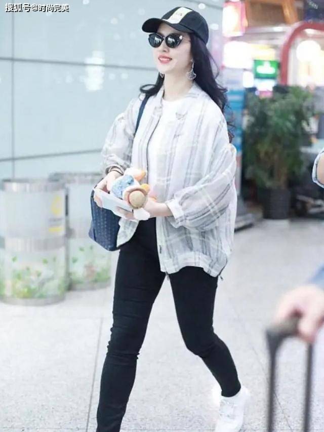 元素 刘亦菲厉害了,穿普通的格子衬衫也有明星范,“曲线腿”没藏住