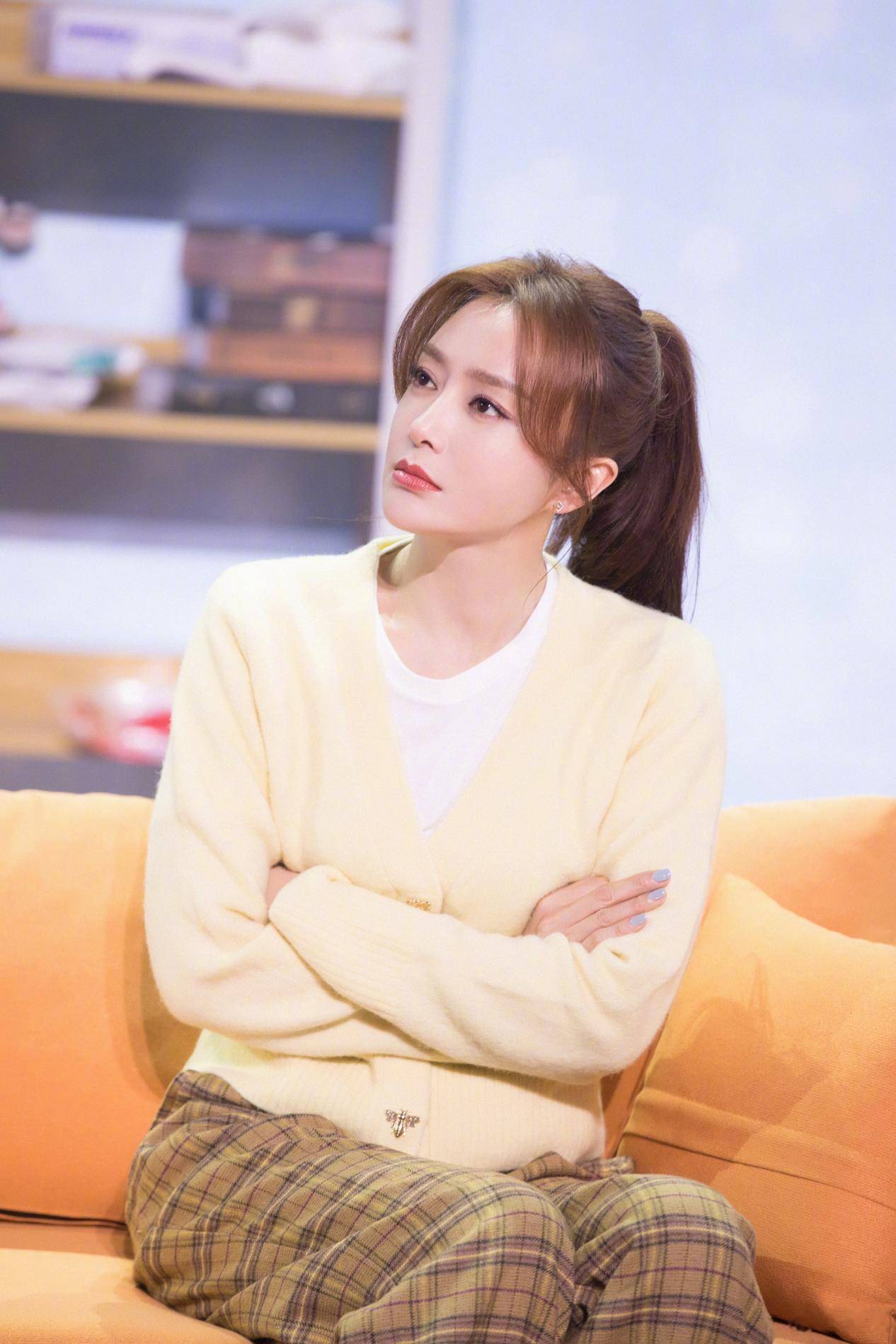 女友 秦岚助阵宋小宝小品，美女也可以很幽默，暴躁女友穿搭格外温柔