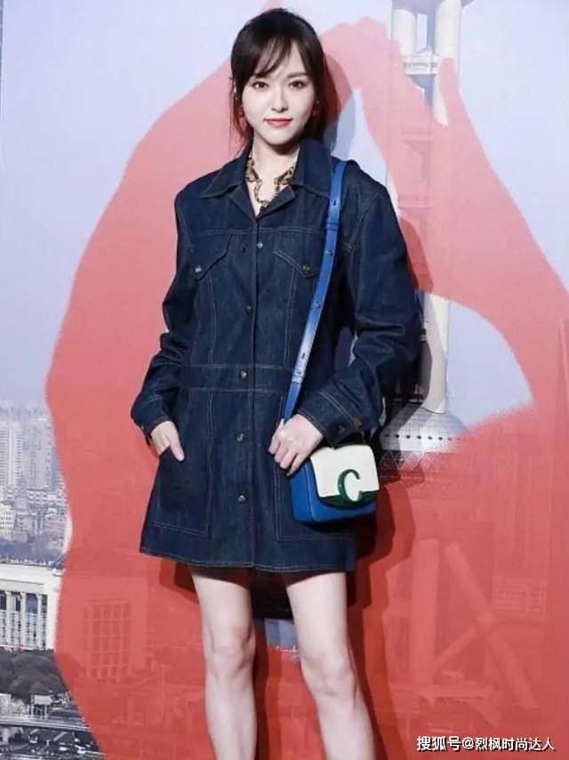 身材 唐嫣瘦成“纸片身材”，穿牛仔连衣裙也显松垮，还好气质仍高级