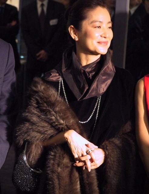 亮点 66岁林青霞美翻了,红套装配黑皮草优雅贵气,真是美了大半辈子