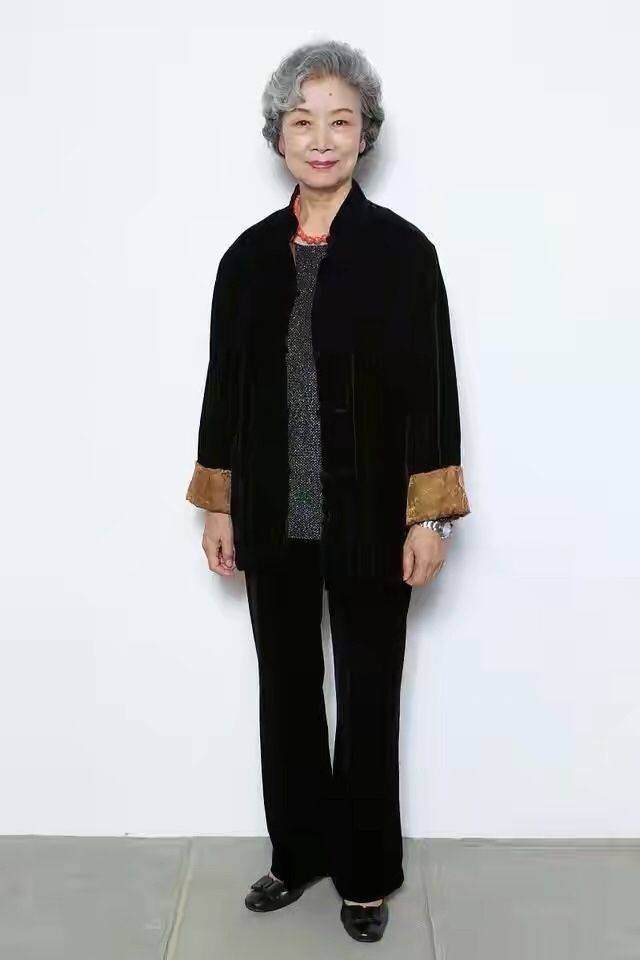 整体 吕中头发都白了，穿“奶奶衫”气场强，同框小17岁张瑜看着像母女