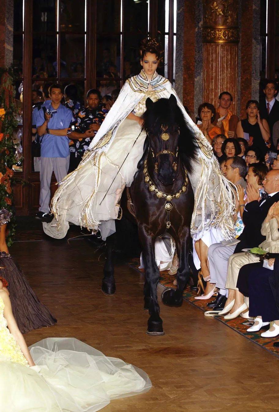 戏剧性 如此戏剧性的舞台表演,原来都是时装秀!