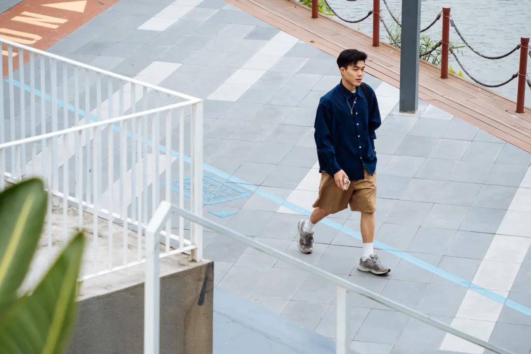 卫衣 广州限时降温的这周，也是街头潮人最爱的秋季时装周