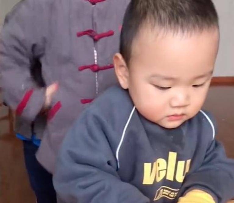 提问|河南老师发零食边提问，孩子们“上套”只拿糖，一男孩的举动亮了