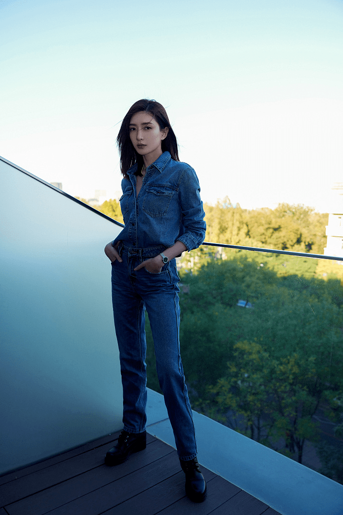 的比例 江疏影身材好太任性,穿一身牛仔套装扮酷,大长腿真是惹人羡