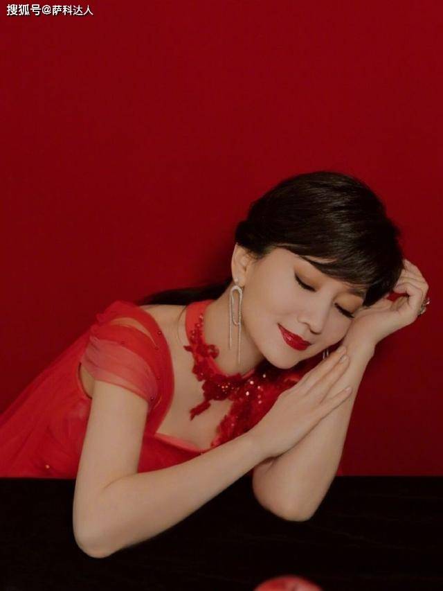 设计 赵雅芝美人不迟暮，气质温柔不做作，穿红裙美成“大姑娘