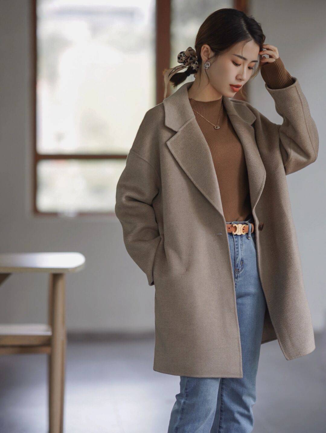 下半身 秋冬季的大衣搭配技巧，内搭黑色针织衫和白色牛仔裤，高级又时髦