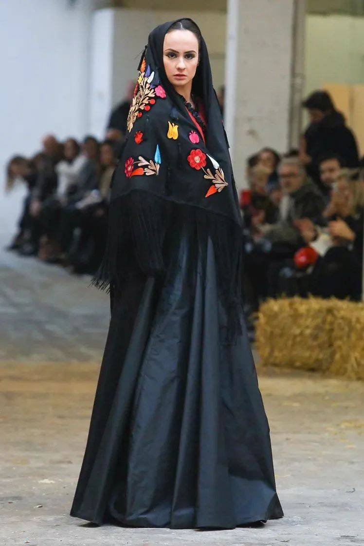 戏剧性 如此戏剧性的舞台表演,原来都是时装秀!