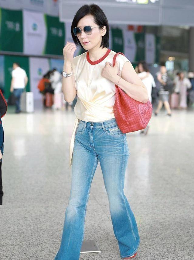 个性 俞飞鸿好接地气，走机场还穿件“老汉背心”，打个结就够时髦