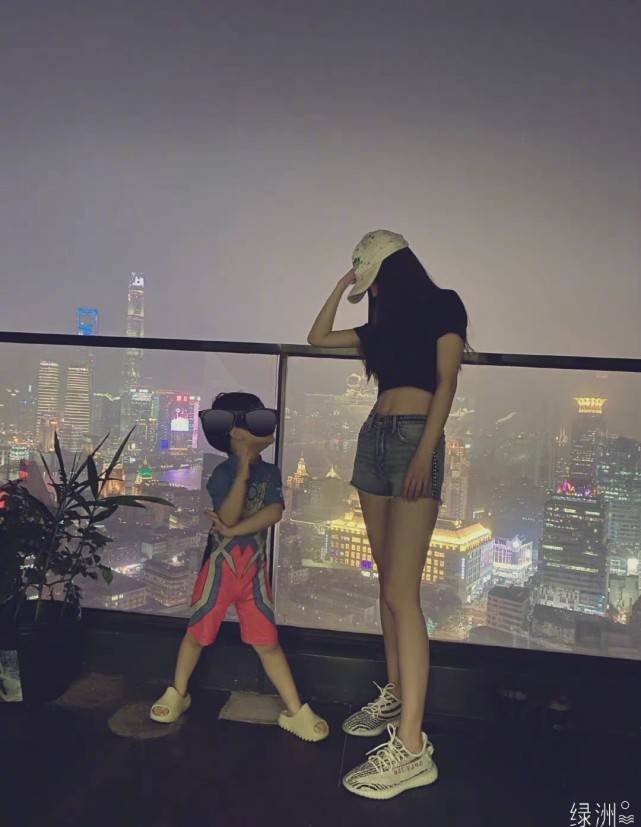 黑色|杨颖带小海绵参加万圣节活动，身穿黑色洛丽塔，才4岁身高好高