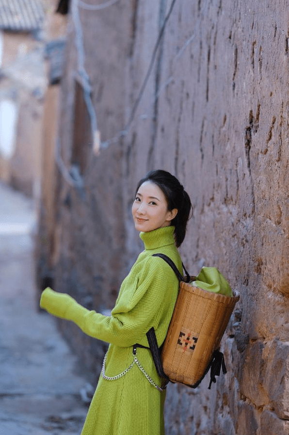 马尾 许婧一身绿色毛衣裙温柔清新，扎起马尾像少女