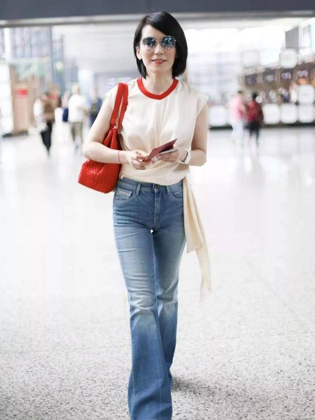 个性 俞飞鸿好接地气，走机场还穿件“老汉背心”，打个结就够时髦