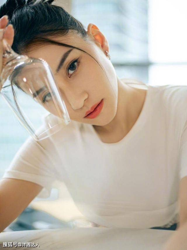 设计 何超莲气质不输当红女星，扎染裙也轻松驾驭，“千金体质”惹人羡