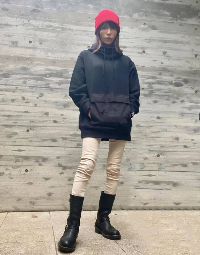 进行 工藤静香与木村拓哉结婚21年仍恩爱,穿小脚裤秀身材,比例完美