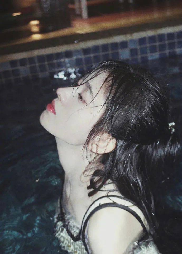 美人 都是伞下美人照！杨紫显得端庄优雅，鞠婧祎竟然有魅惑感，好神奇