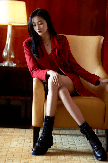 身材 关晓彤太绝了！大红色西装套装彰显成熟气场，怪不得鹿晗为之倾心