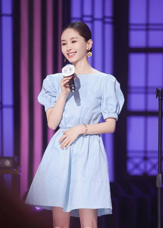黑色 王子文真是小个子“超模”，蓝色泡泡袖连衣裙娇俏可人，温柔甜美