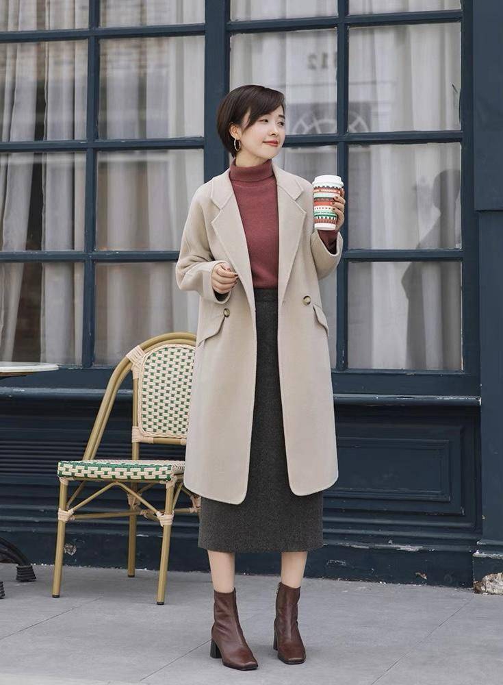 黑色 这才是40+女人该有的打扮，用“大衣+半身裙”，展现出熟龄气质美