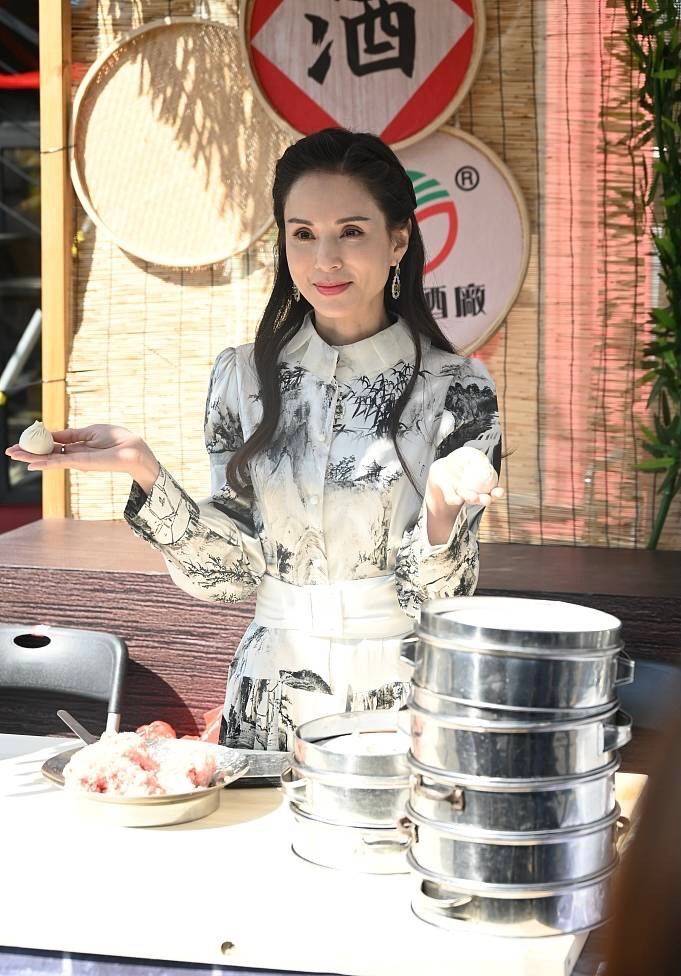 活动 李若彤出席活动被怼脸拍，穿水墨裙身材似少女，生图暴露真实年龄