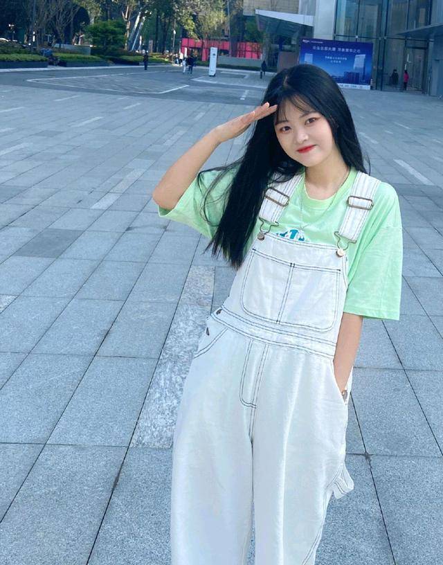 下半身 百搭简约的日常穿搭示范,可甜可咸又有质感,怎么穿都不出错