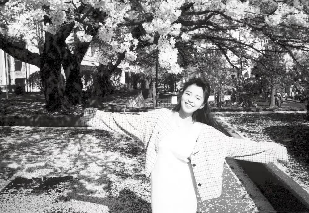 时尚 朱迅年轻时也太美了,清纯甜美如漫画少女,穿搭高级又时髦