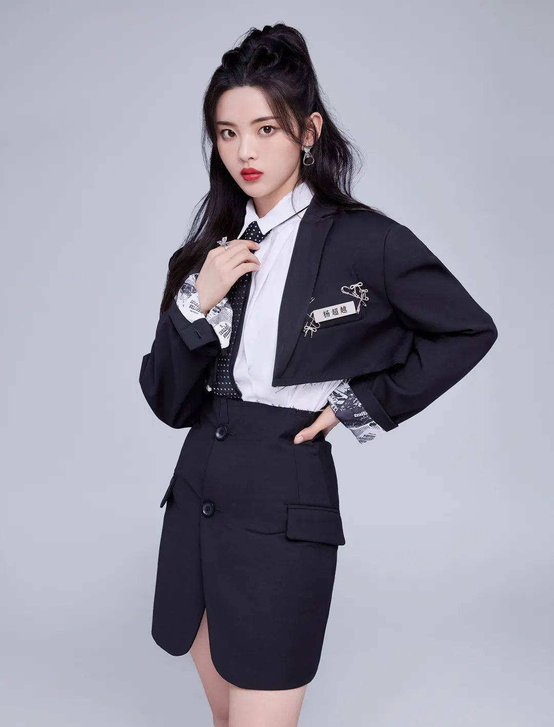 黑色 天才美少女：杨超越-多款穿搭显气质，双马尾的白色连衣裙更抢眼