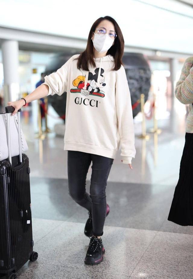 牛仔 霍汶希不愧是“最美经纪人”，秋冬造型时髦又养眼，不会穿就看看