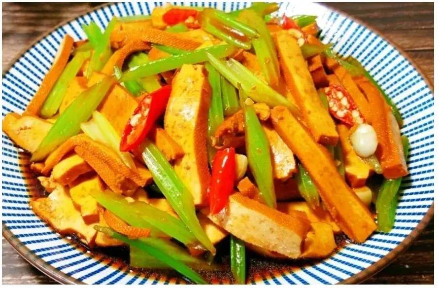 芹菜小米辣的做法 225f0fe6d0e74d578347eb3498c5ad64.jpeg
