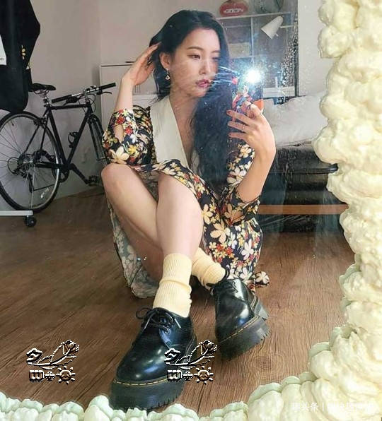 长发 同一件衣服的选择！宣美与NANA（林珍娜），365万韩元花纹连衣裙