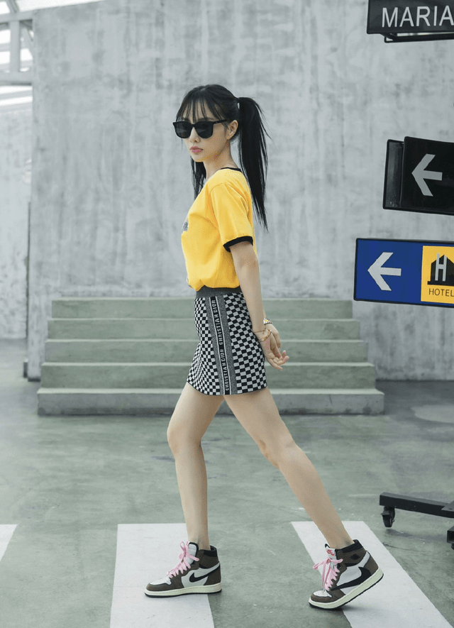 李小璐 李小璐不走甜美风也洋气，印花T恤配运动裤个性高调，抢眼时髦