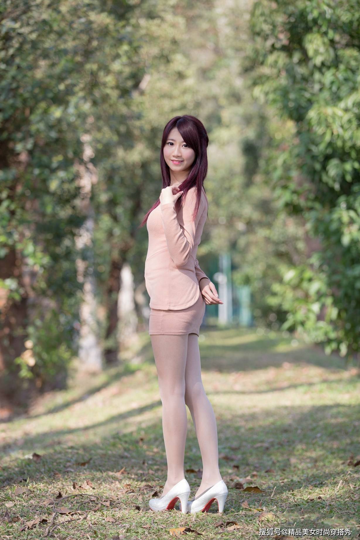 短裙 长袖小衫配短裙，露出纤细的长腿搭配白色的高跟鞋，很显优雅气质