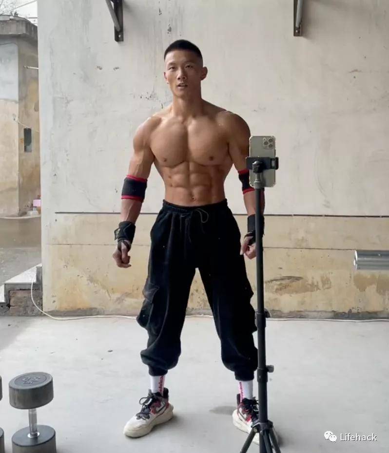 锻炼|农村小伙疯狂秀肌肉，身材碾压99%健身教练