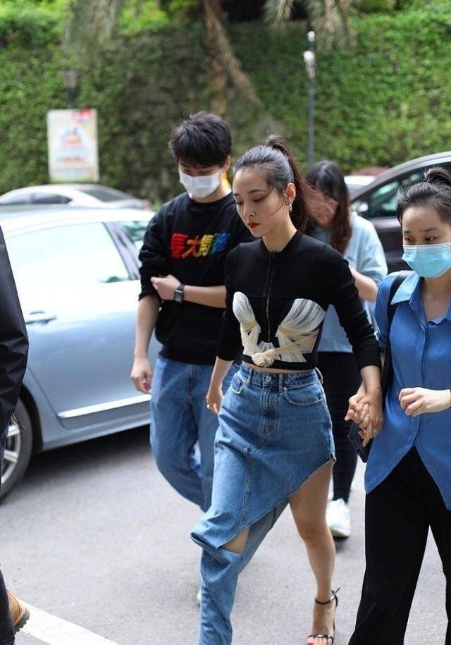 整体 吴倩穿开叉半裙参加直播,腰细腿长很吸睛,生图下也很美