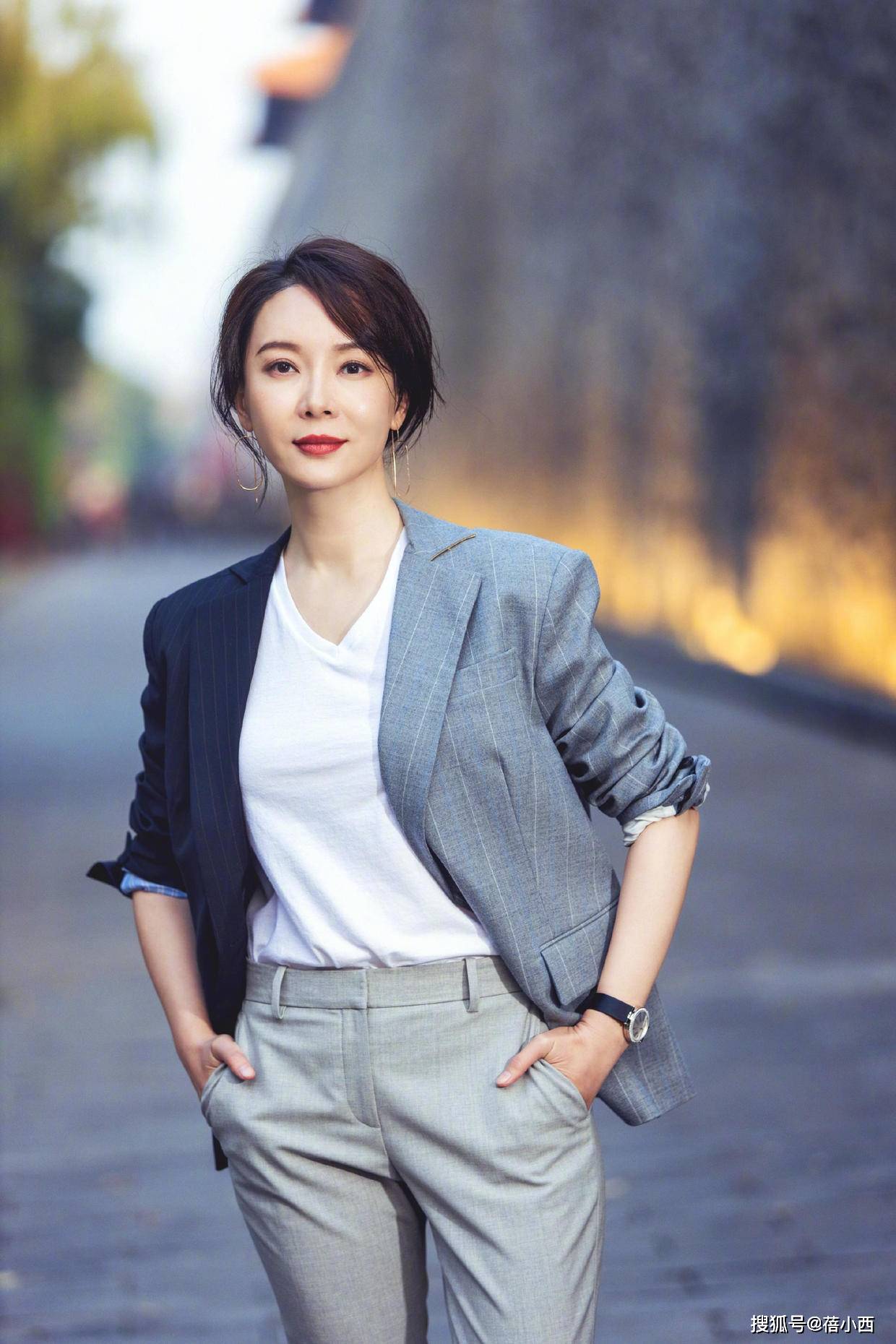 西装 陈数穿出了中年女性想要的高级感,一袭黑色丝绒连衣裙,气质惊艳