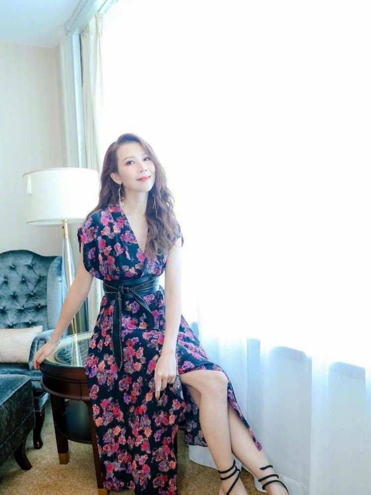 高手 蔡少芬真是扮嫩高手，“灯笼辫”配芭比粉上衣，看着像20多岁姑娘