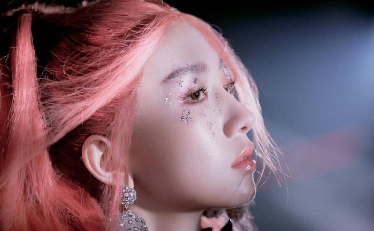 设计 孟美岐的颜值真高啊，穿酷炫的独特蓝色服装，妆容奇怪也能驾驭