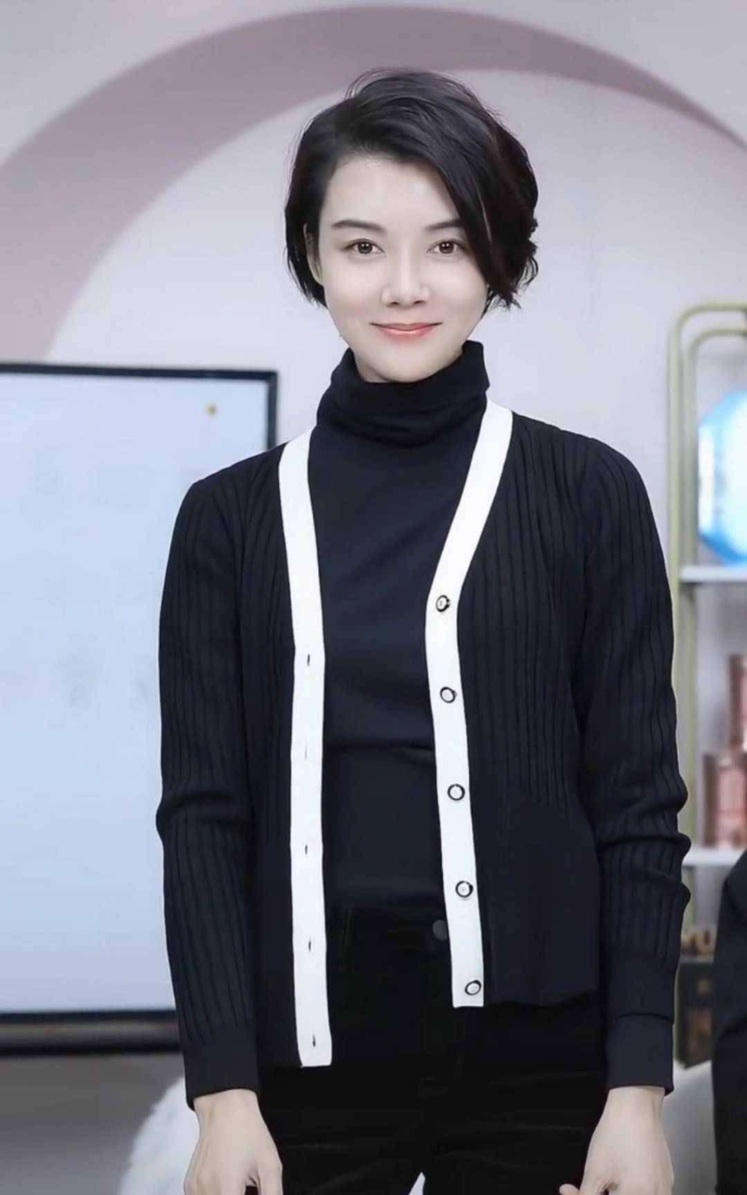 黑色 单身的车晓越来越漂亮，穿黑色针织开衫优雅大气，骨子里的高级感