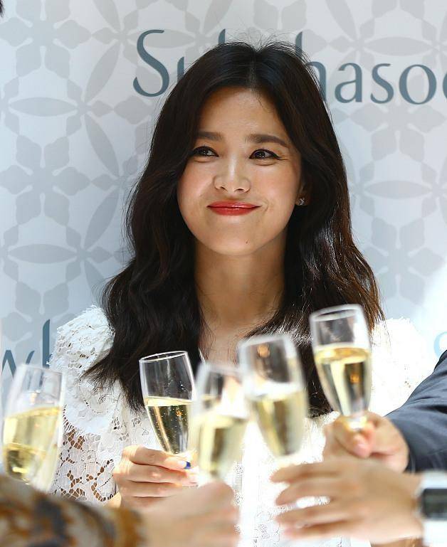 服装 宋慧乔虽然奔五了，生图还是这么的年轻，穿白裙一点不幼稚