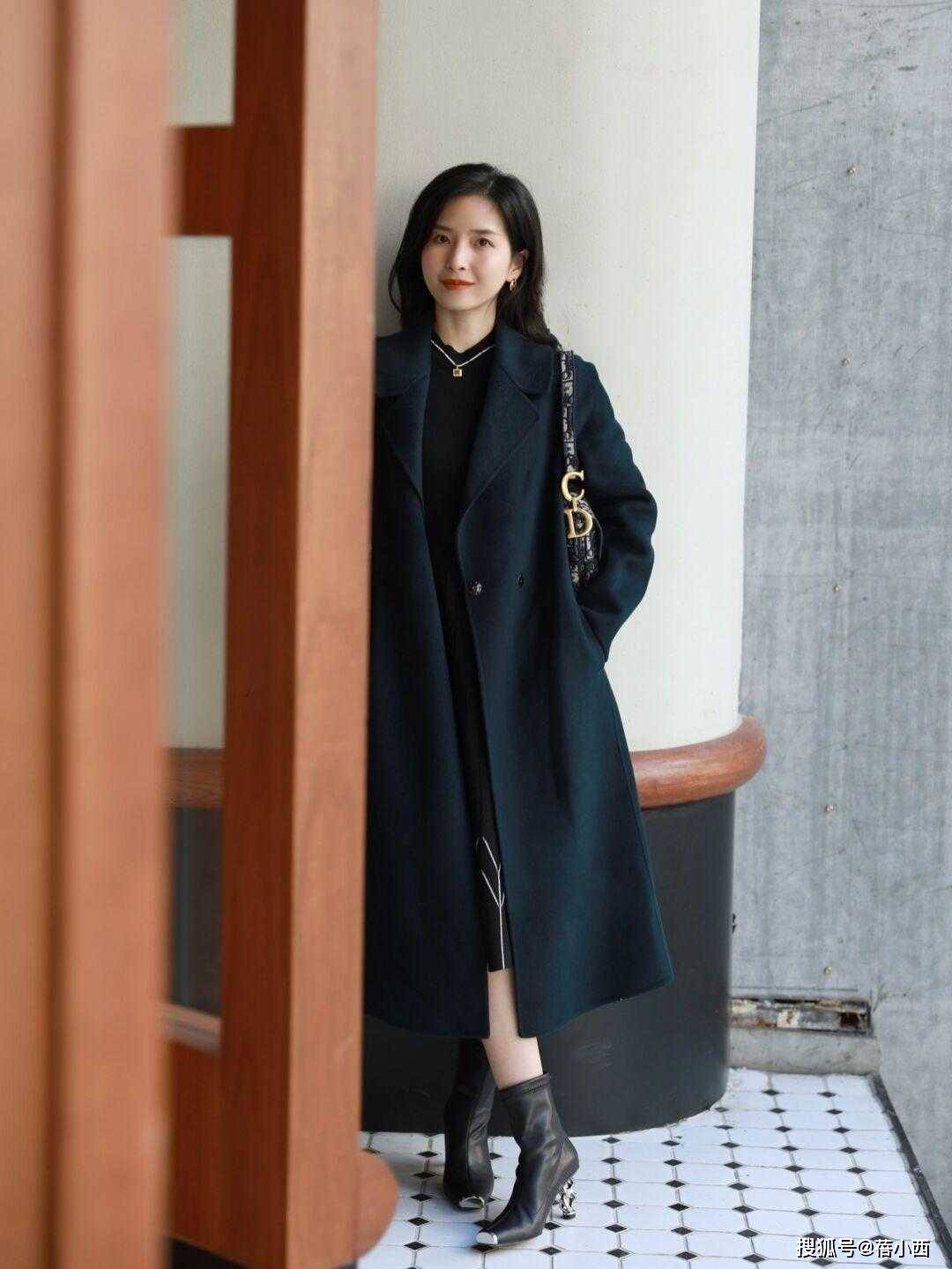 颜色 今年流行“翻领大衣”，比西装保暖比羽绒服显瘦，出街赚足回头率