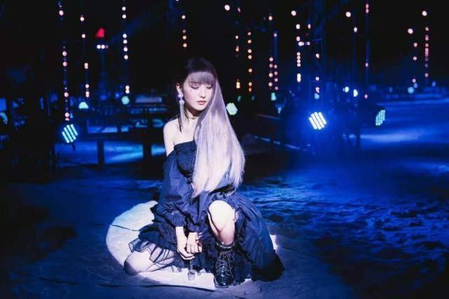 佟丽娅 佟丽娅这次“装嫩”终于顺眼了！穿女团装没翻车，剪短发太年轻